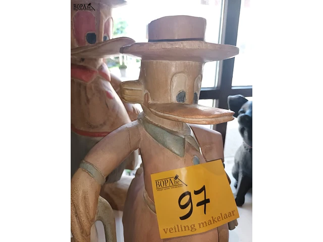 Lot 97 - houten dagobert duck. 2 stuks - afbeelding 3 van  4