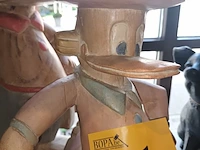 Lot 97 - houten dagobert duck. 2 stuks - afbeelding 3 van  4