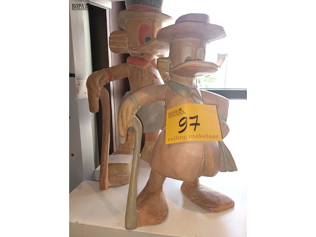 Lot 97 - houten dagobert duck. 2 stuks - afbeelding 4 van  4