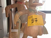 Lot 97 - houten dagobert duck. 2 stuks - afbeelding 4 van  4