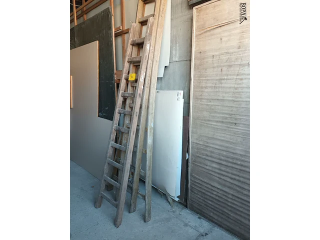 Lot 97 - houten ladders - afbeelding 1 van  3
