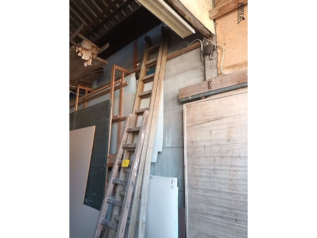 Lot 97 - houten ladders - afbeelding 2 van  3