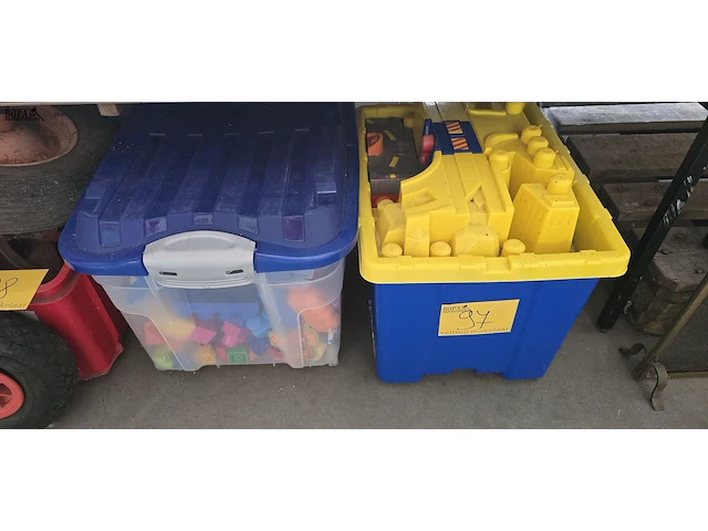 Lot 97 - speelgoed bouw blokken in box doos met divers speelgoed - afbeelding 1 van  5