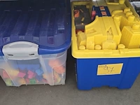 Lot 97 - speelgoed bouw blokken in box doos met divers speelgoed - afbeelding 1 van  5