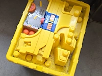 Lot 97 - speelgoed bouw blokken in box doos met divers speelgoed - afbeelding 2 van  5