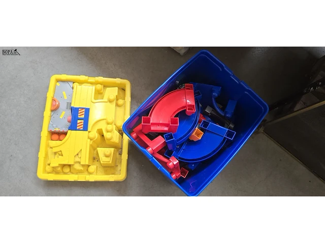 Lot 97 - speelgoed bouw blokken in box doos met divers speelgoed - afbeelding 3 van  5