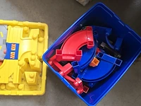 Lot 97 - speelgoed bouw blokken in box doos met divers speelgoed - afbeelding 3 van  5