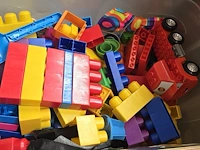 Lot 97 - speelgoed bouw blokken in box doos met divers speelgoed - afbeelding 5 van  5