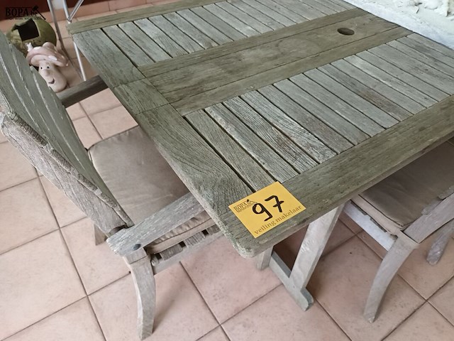 Lot 97 - tuintafel en stoelen in teak - afbeelding 1 van  5