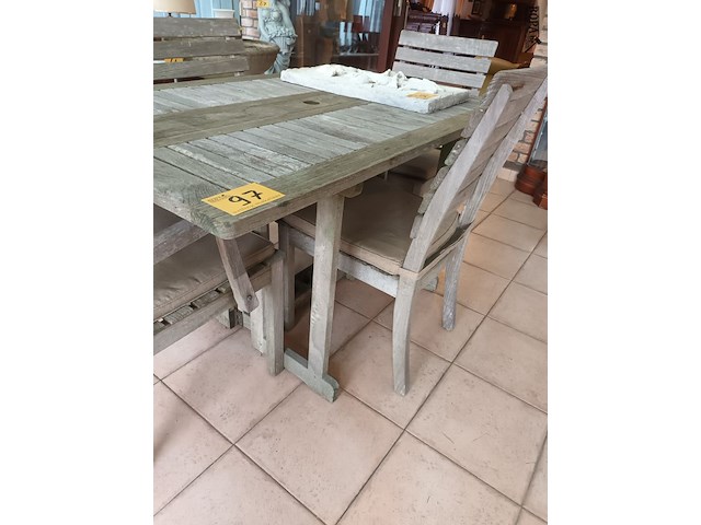 Lot 97 - tuintafel en stoelen in teak - afbeelding 4 van  5