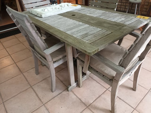 Lot 97 - tuintafel en stoelen in teak - afbeelding 5 van  5