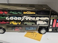 Lot 97 - vrachtwagen auto opbergbox met ong 28 autootjes - afbeelding 1 van  5