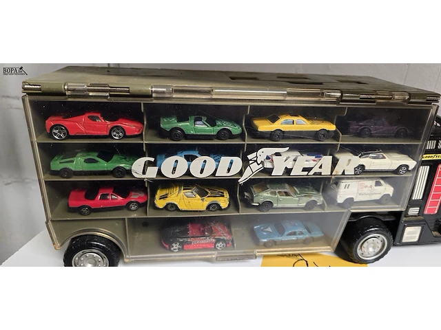 Lot 97 - vrachtwagen auto opbergbox met ong 28 autootjes - afbeelding 2 van  5
