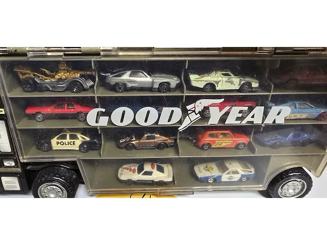 Lot 97 - vrachtwagen auto opbergbox met ong 28 autootjes - afbeelding 5 van  5