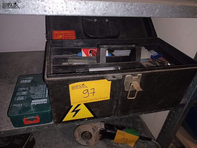 Lot 97 - zwarte gereedschapskoffer - afbeelding 1 van  4