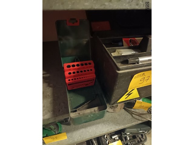 Lot 97 - zwarte gereedschapskoffer - afbeelding 2 van  4