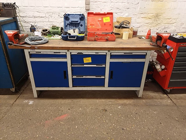 Lot 972 - werkbank met inhoud - afbeelding 1 van  10