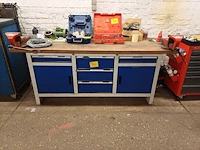 Lot 972 - werkbank met inhoud - afbeelding 1 van  10