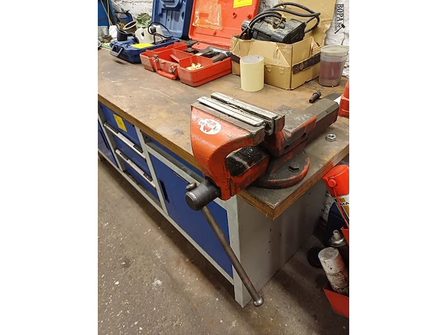 Lot 972 - werkbank met inhoud - afbeelding 3 van  10