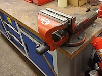 Lot 972 - werkbank met inhoud - afbeelding 3 van  10