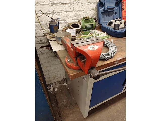 Lot 972 - werkbank met inhoud - afbeelding 4 van  10