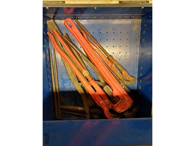 Lot 972 - werkbank met inhoud - afbeelding 5 van  10