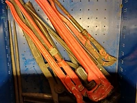 Lot 972 - werkbank met inhoud - afbeelding 5 van  10