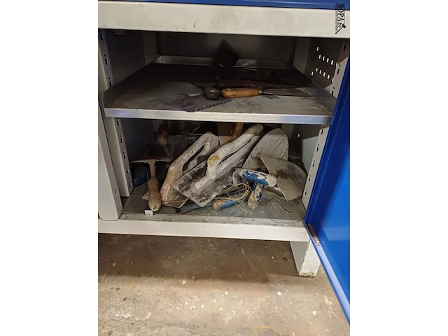 Lot 972 - werkbank met inhoud - afbeelding 7 van  10