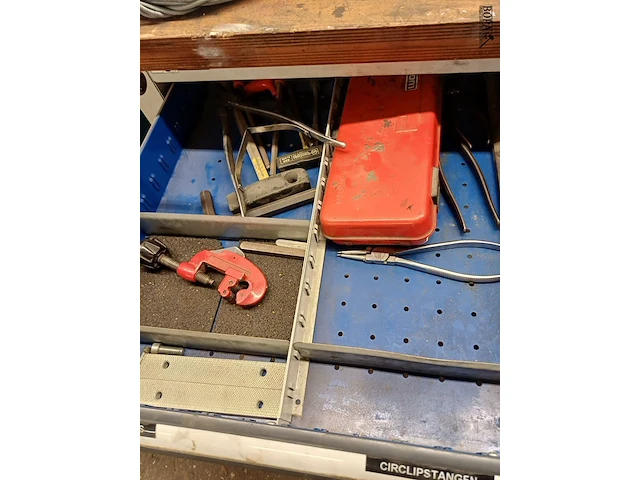 Lot 972 - werkbank met inhoud - afbeelding 10 van  10