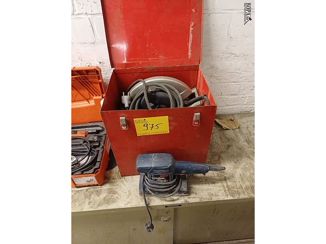 Lot 975 - kast met inhoud, cirkelzaag en schuurmachine - afbeelding 1 van  4