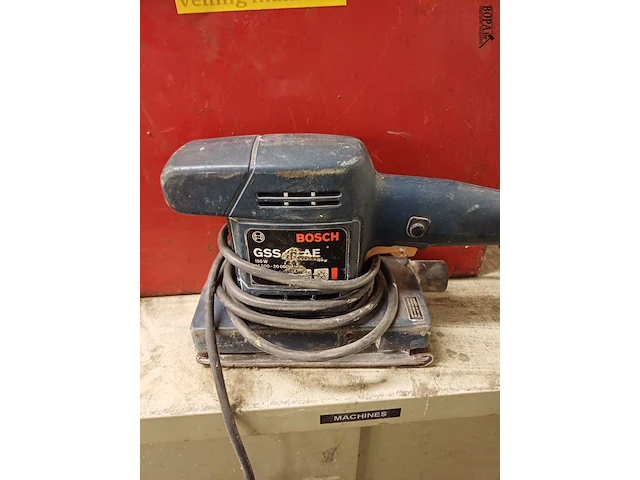 Lot 975 - kast met inhoud, cirkelzaag en schuurmachine - afbeelding 2 van  4