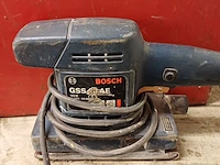 Lot 975 - kast met inhoud, cirkelzaag en schuurmachine - afbeelding 2 van  4