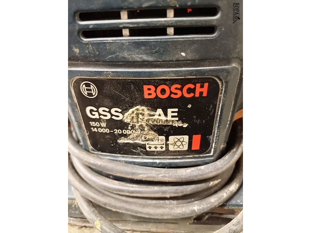 Lot 975 - kast met inhoud, cirkelzaag en schuurmachine - afbeelding 4 van  4