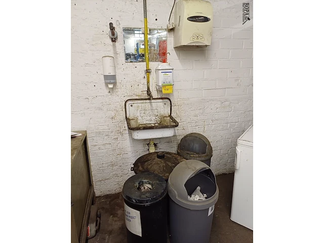 Lot 976 - dispensers, gootsteen en vuilbak - afbeelding 1 van  4