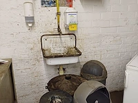 Lot 976 - dispensers, gootsteen en vuilbak - afbeelding 1 van  4