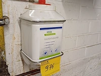 Lot 976 - dispensers, gootsteen en vuilbak - afbeelding 2 van  4
