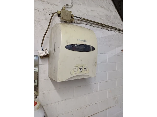 Lot 976 - dispensers, gootsteen en vuilbak - afbeelding 3 van  4