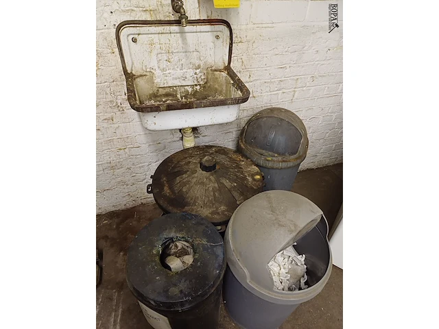 Lot 976 - dispensers, gootsteen en vuilbak - afbeelding 4 van  4