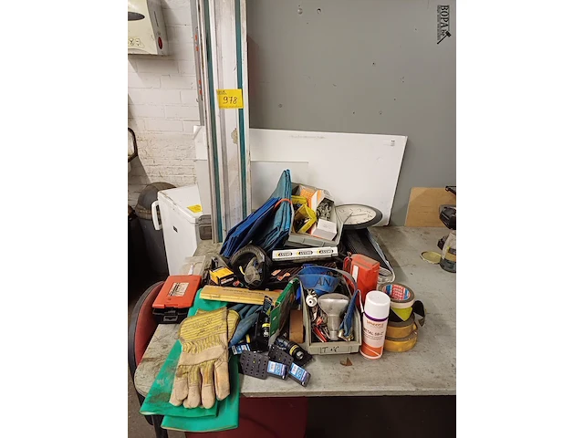 Lot 978 - werkmateriaal en bureaustoel - afbeelding 1 van  5