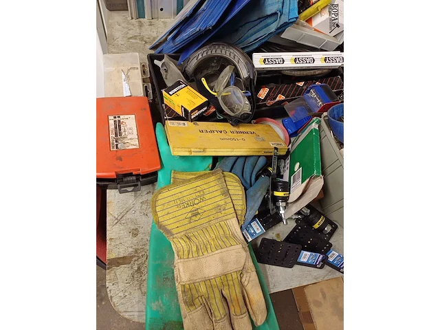 Lot 978 - werkmateriaal en bureaustoel - afbeelding 2 van  5