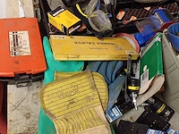 Lot 978 - werkmateriaal en bureaustoel - afbeelding 2 van  5