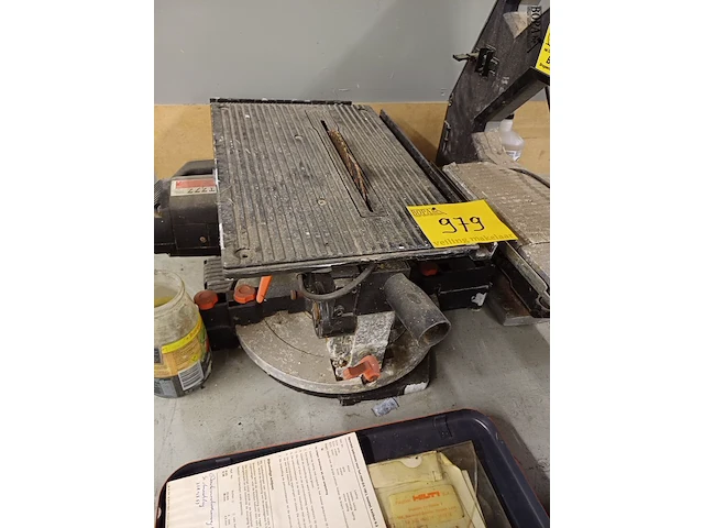 Lot 979 - tafelzaagmachine en wipzaag - afbeelding 1 van  2