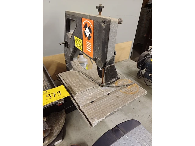 Lot 979 - tafelzaagmachine en wipzaag - afbeelding 2 van  2