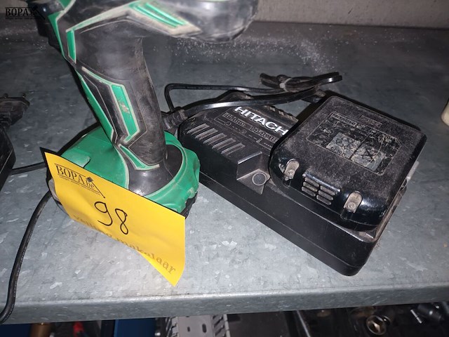 Lot 98 - accu boormachine hitachi - afbeelding 5 van  5