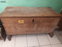 Lot 98 - antieke houten dekenkist - afbeelding 1 van  6