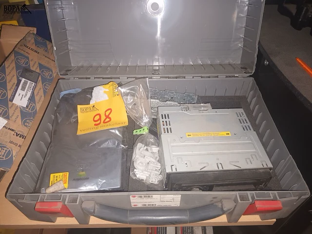 Lot 98 - autoradio en dvd speler in koffer - afbeelding 1 van  3