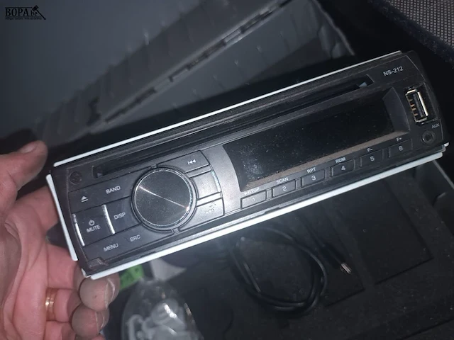 Lot 98 - autoradio en dvd speler in koffer - afbeelding 2 van  3