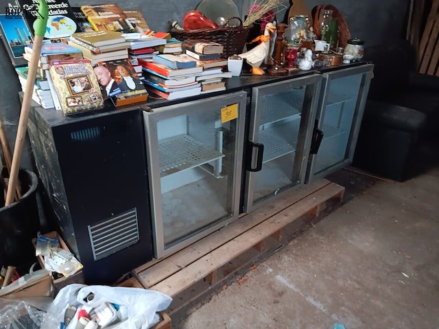 Lot 98 - drankenkoeler met vitrine - afbeelding 1 van  2