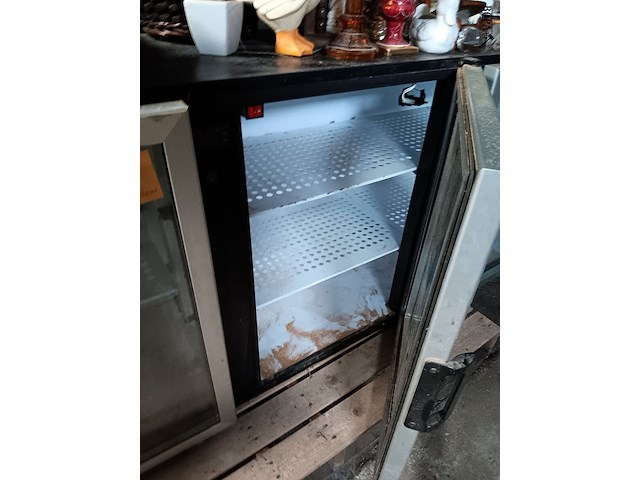 Lot 98 - drankenkoeler met vitrine - afbeelding 2 van  2