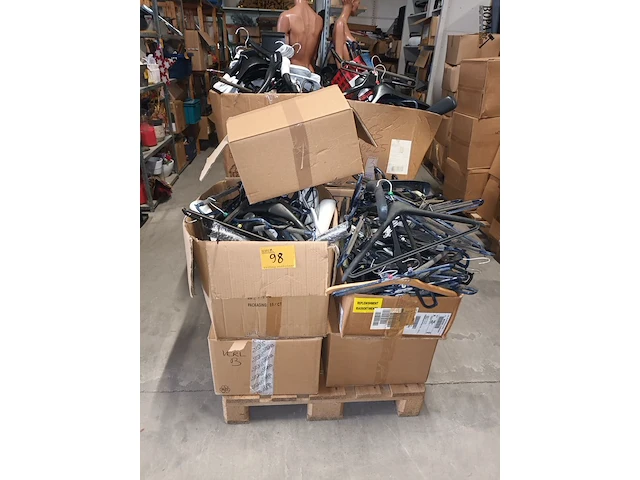 Lot 98 - groot lot kleerhangers - afbeelding 1 van  5
